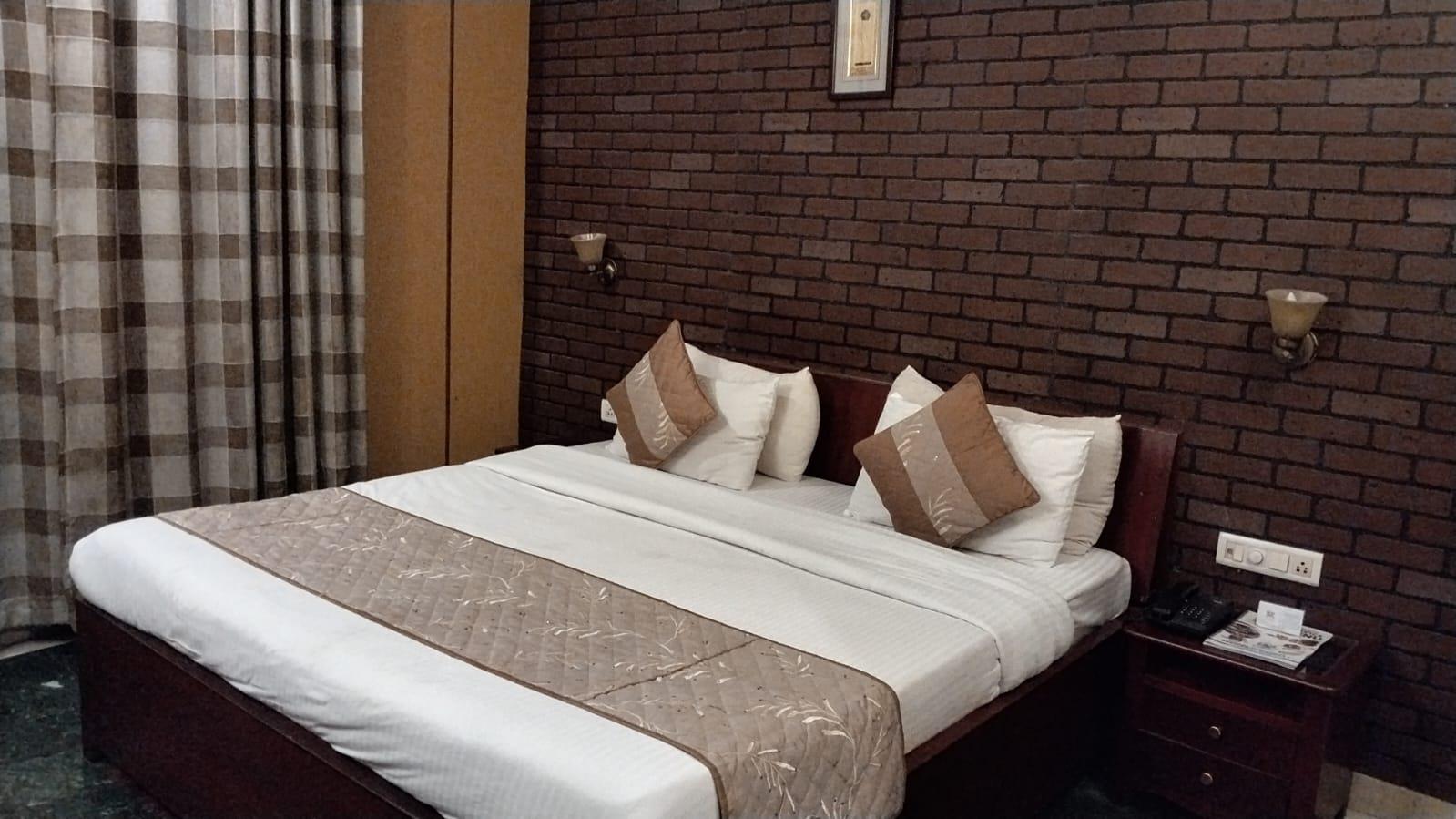 room-img