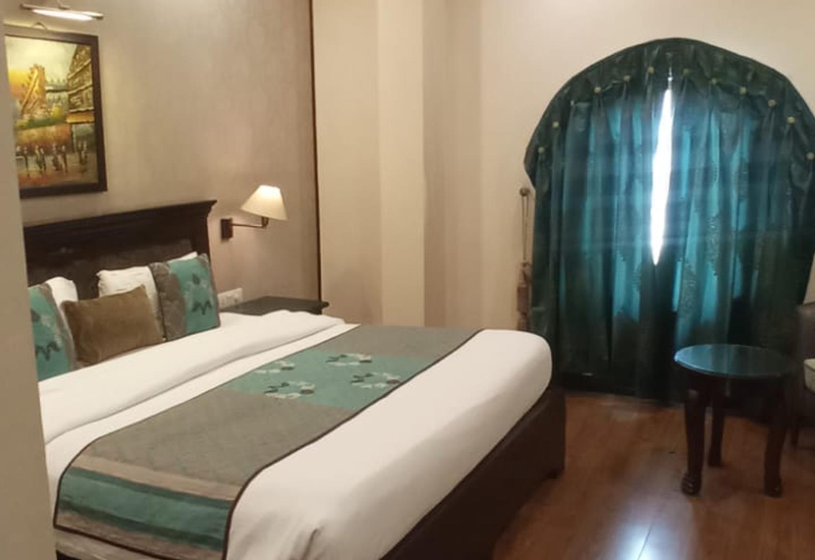 room-img